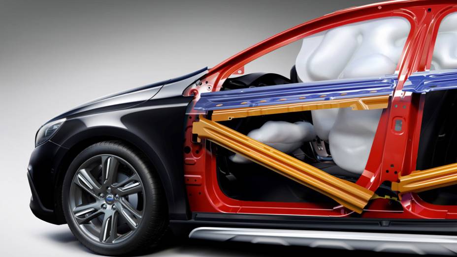 A seguran&ccedil;a, uma das marcas registradas da Volvo, tamb&eacute;m aparece no V40 Cross Country: s&oacute; de airbags s&atilde;o sete bolsas infl&aacute;veis | <a href="https://preprod.quatrorodas.abril.com.br/noticias/fabricantes/volvo-v40-cross-country-chega-ao-brasil-777066.shtml" rel="migration"></a>
