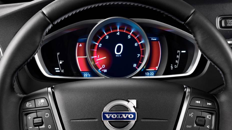 Quadro de instrumentos tem três opções de aparência; uma delas é a esportiva Performance, que traz iluminação avermelhada | <a href="https://preprod.quatrorodas.abril.com.br/noticias/fabricantes/volvo-v40-cross-country-chega-ao-brasil-777066.shtml" rel="migration">Leia mais</a>