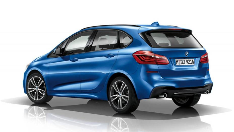 O modelo ganhou visual nitidamente mais agressivo do que a versão padrão | <a href="https://preprod.quatrorodas.abril.com.br/noticias/fabricantes/bmw-revela-serie-2-active-tourer-m-sport-777908.shtml" rel="migration">Leia mais</a>