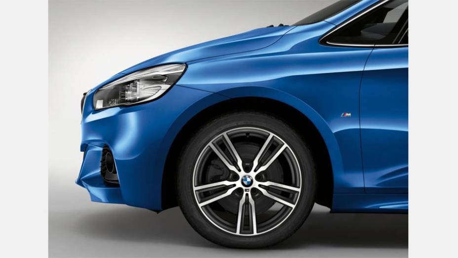 O Série 2 Active Tourer M Sport possui suspensão com ajuste esportivo (reduz a altura em relação ao solo em 10mm) e rodas de liga leve de 17 ou18 polegadas | <a href="%20https://preprod.quatrorodas.abril.com.br/noticias/fabricantes/bmw-revela-serie-2-active-tourer-m" rel="migration"></a> O Série 2 Active Tourer M Sport possui suspensão com ajuste esportivo (reduz a altura em relação ao solo em 10mm) e rodas de liga leve de 17 ou18 polegadas | <a href="%20https://preprod.quatrorodas.abril.com.br/noticias/fabricantes/bmw-revela-serie-2-active-tourer-m" rel="migration"></a>