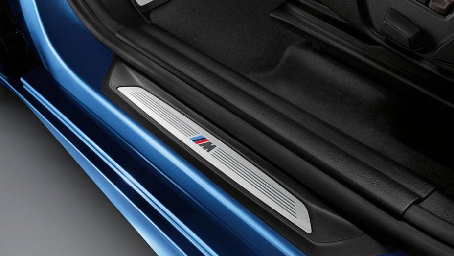 Detalhe da soleira com o emblema M | <a href="https://preprod.quatrorodas.abril.com.br/noticias/fabricantes/bmw-revela-serie-2-active-tourer-m-sport-777908.shtml" rel="migration">Leia mais</a>