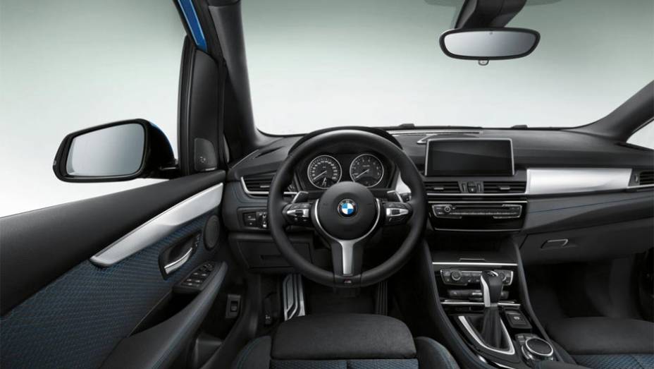 O estilo arrojado continua na cabine, já que o pacote M Sport acrescenta um volante esportivo revestido de couro, entre outros detalhes | <a href="%20https://preprod.quatrorodas.abril.com.br/noticias/fabricantes/bmw-revela-serie-2-active-tourer-m-sport-777908.shtml" rel="migration"></a>