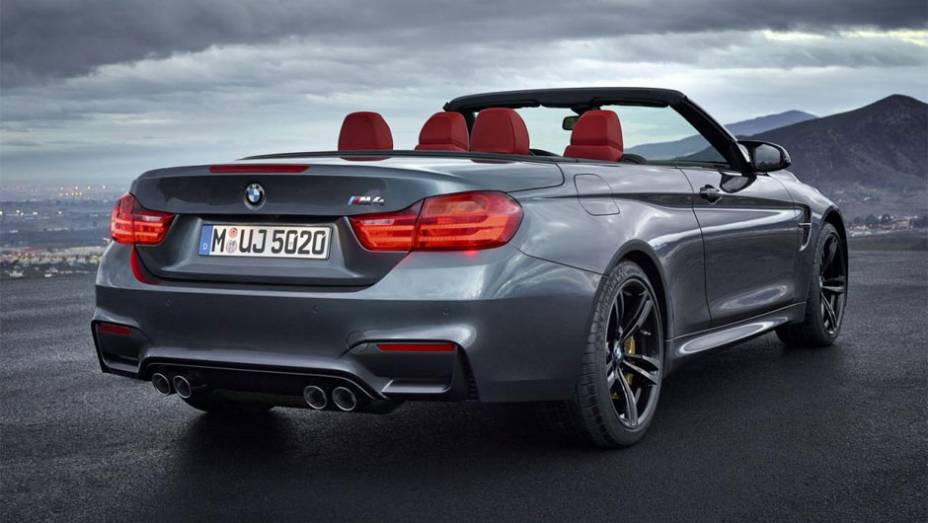 O M4 conversível segue os passos do M4 coupé e adota um exterior agressivo com estilo musculoso | <a href="%20https://preprod.quatrorodas.abril.com.br/noticias/saloes/new-york-2014/bmw-revela-m4-conversivel-778791.shtml" rel="migration">Leia mais</a>