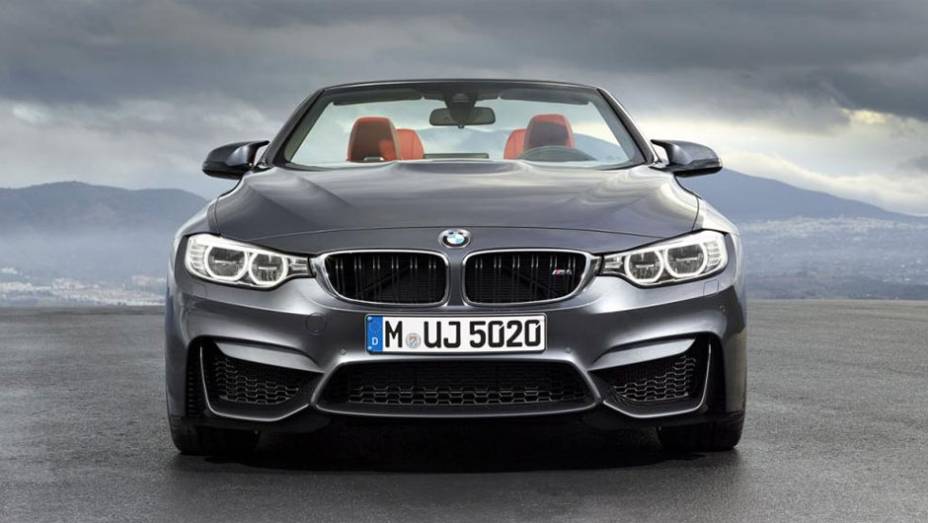 Assim como o M4 Coup&eacute; , o convers&iacute;vel &eacute; alimentado por um motor 3.0 biturbo de seis cilindros | <a href="https://preprod.quatrorodas.abril.com.br/noticias/saloes/new-york-2014/bmw-revela-m4-conversivel-778791.shtml" rel="migration">Leia mais</a>