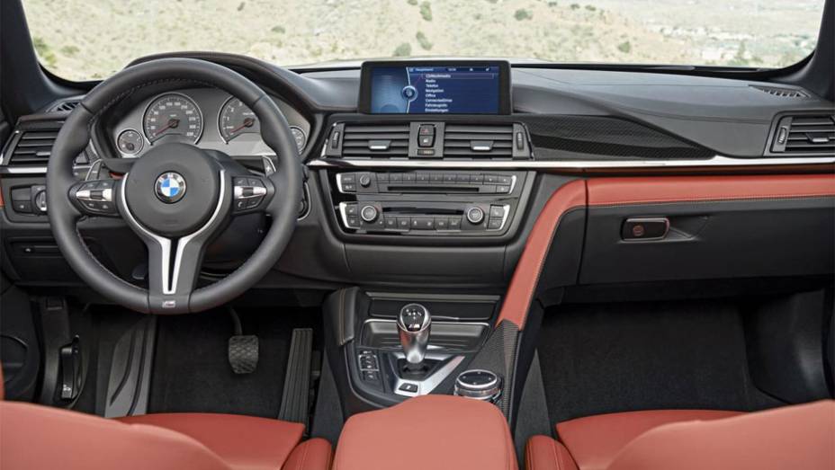 O estilo familiarizado continua na cabine, j&aacute; que o modelo &eacute; praticamente id&ecirc;ntico ao cup&ecirc;. Destaque para volante esportivo revestido de couro | <a href="%20https://preprod.quatrorodas.abril.com.br/noticias/saloes/new-york-2014/bmw-revela-m4-conversivel-778791.shtml" rel="migration"></a>