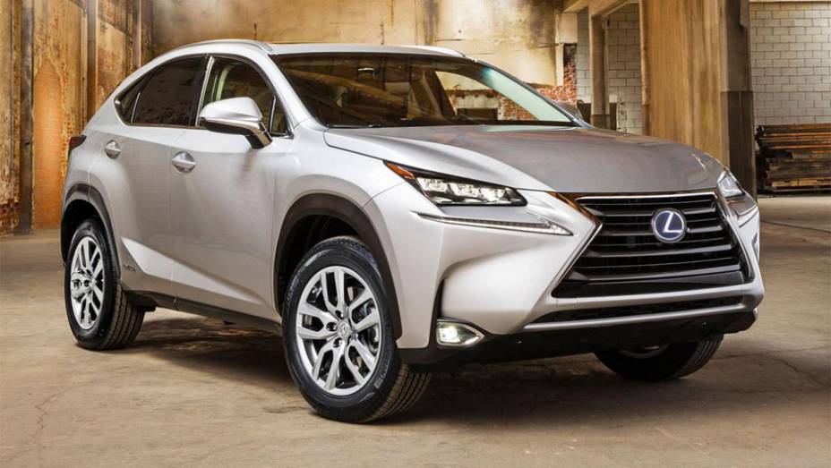 Na dianteira o modelo ostenta uma grande grade, ladeada por faróis esguios e tiras de luzes diurnas de LED | <a href="https://preprod.quatrorodas.abril.com.br/noticias/fabricantes/lexus-revela-nx-2015-tres-opcoes-motores-tracao-integral-779496.shtml" rel="migration">Leia mais</a>