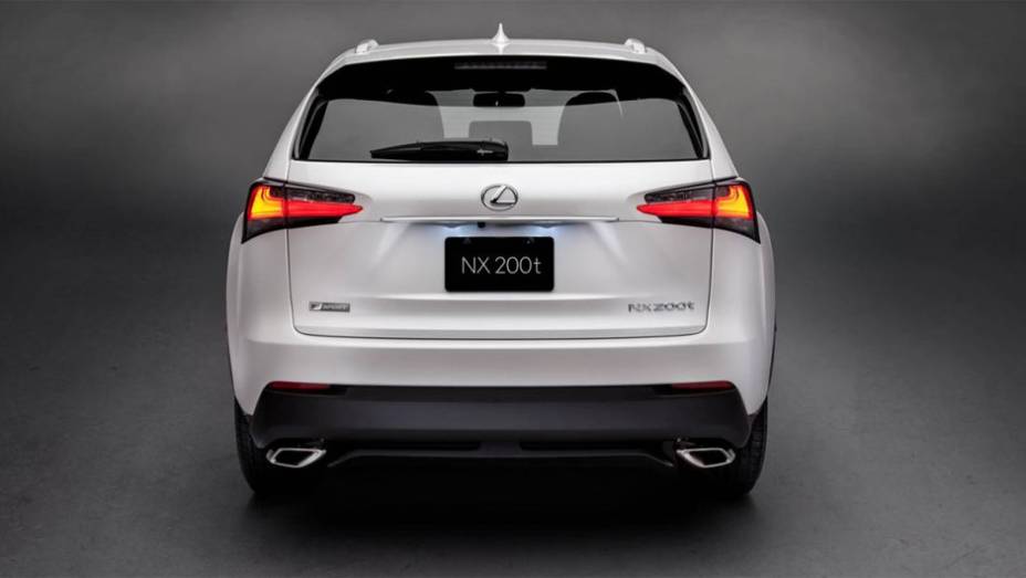 Na traseira há lâmpadas em forma de L equipadas com tecnologia LED, juntamente com duas saídas de escape cromadas | <a href="https://preprod.quatrorodas.abril.com.br/noticias/fabricantes/lexus-revela-nx-2015-tres-opcoes-motores-tracao-integral-779496.shtml" rel="migration">Leia</a>