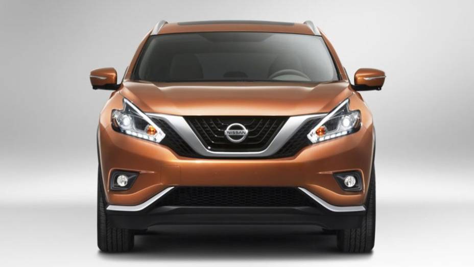 O novo Murano está disponível com faróis de LED e uma nova grade dianteira que melhora a aerodinâmica do veículo | <a href="%20https://preprod.quatrorodas.abril.com.br/noticias/fabricantes/nissan-murano-2015-sera-mostrado-nova-york-779763.shtml" rel="migration">Leia mais</a>