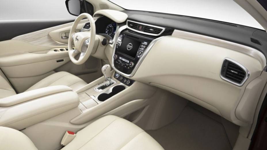 O interior do modelo é totalmente novo | <a href="https://preprod.quatrorodas.abril.com.br/noticias/fabricantes/nissan-murano-2015-sera-mostrado-nova-york-779763.shtml" rel="migration">Leia mais</a>