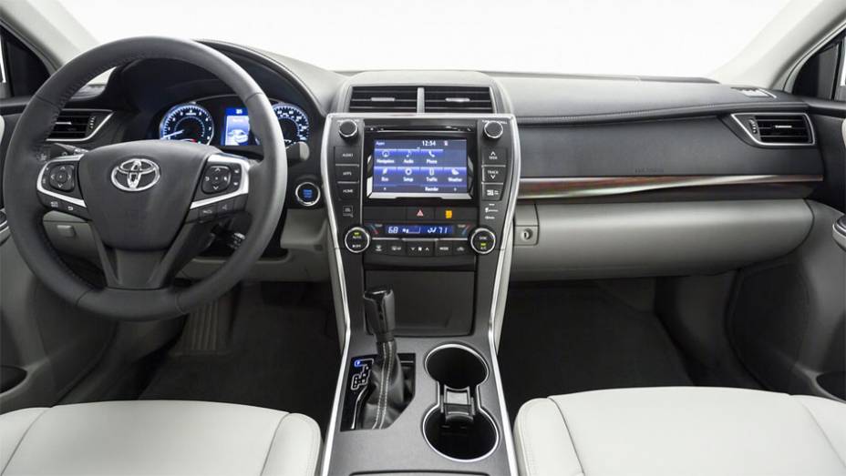 Detalhes do interior | <a href="https://preprod.quatrorodas.abril.com.br/noticias/saloes/new-york-2014/toyota-mostra-novo-camry-779950.shtml" rel="migration">Leia mais</a>