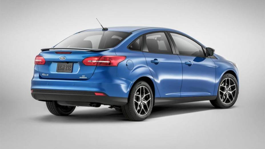 Reestilizado, modelo estreia motor 1.0 Ecoboost por lá | <a href="https://preprod.quatrorodas.abril.com.br/noticias/saloes/new-york-2014/novo-focus-sedan-surge-eua-779254.shtml" rel="migration">Leia mais</a>