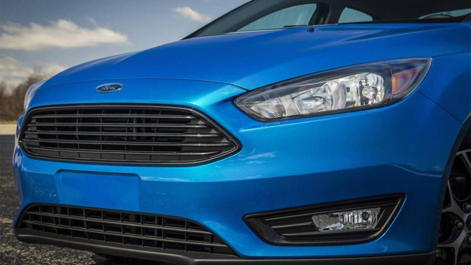 Al&eacute;m dos novos far&oacute;is, grade, cap&ocirc; e para-choque foram redesenhados na dianteira | <a href="https://preprod.quatrorodas.abril.com.br/noticias/saloes/new-york-2014/novo-focus-sedan-surge-eua-779254.shtml" rel="migration">Leia mais</a>