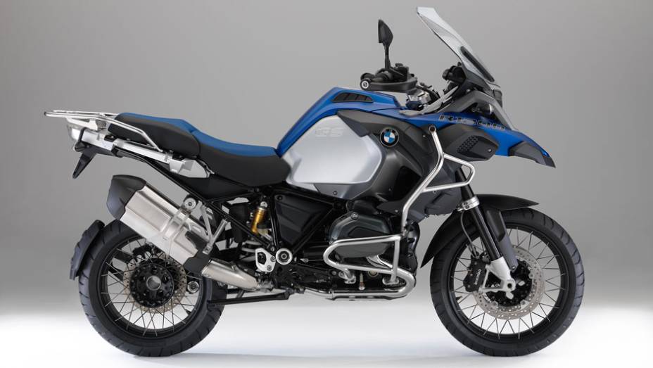 A motocicleta conta com um motor boxer de 1.170 cc, com refrigeração mista (ar e água) | <a href="https://preprod.quatrorodas.abril.com.br/moto/noticias/nova-bmw-r-1200-gs-adventure-chega-r-87-900-780846.shtml" rel="migration">Leia mais</a>