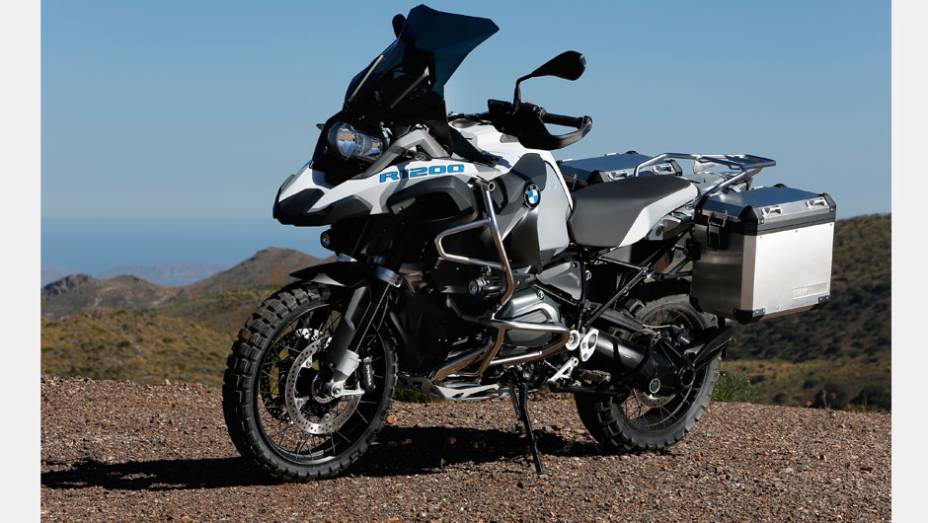 Motocicleta entrega 125 cavalos de potência e 12,5 mkgf de torque | <a href="https://preprod.quatrorodas.abril.com.br/moto/noticias/nova-bmw-r-1200-gs-adventure-chega-r-87-900-780846.shtml" rel="migration">Leia mais</a>