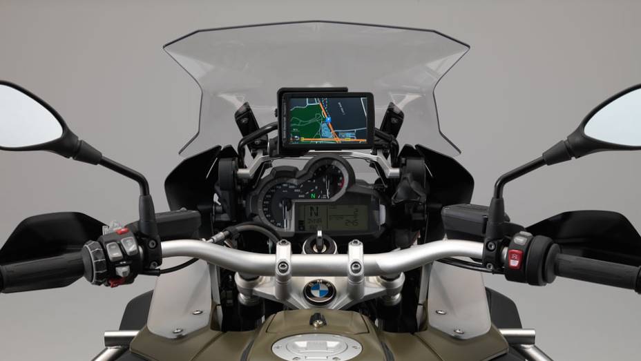 Detalhe do painel de instrumentos | <a href="https://preprod.quatrorodas.abril.com.br/moto/noticias/nova-bmw-r-1200-gs-adventure-chega-r-87-900-780846.shtml" rel="migration">Leia mais</a>