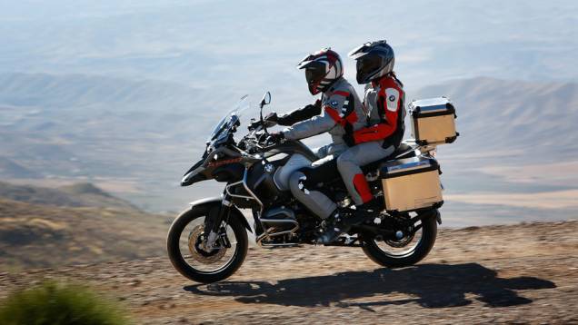 Modelo já está disponível nas concessionárias nas cores Verde Oliva, Branco Alpino e Azul Metálico | <a href="https://preprod.quatrorodas.abril.com.br/moto/noticias/nova-bmw-r-1200-gs-adventure-chega-r-87-900-780846.shtml" rel="migration">Leia mais</a> Modelo já está disponível nas concessionárias nas cores Verde Oliva, Branco Alpino e Azul Metálico | <a href="https://preprod.quatrorodas.abril.com.br/moto/noticias/nova-bmw-r-1200-gs-adventure-chega-r-87-900-780846.shtml" rel="migration">Leia mais</a>