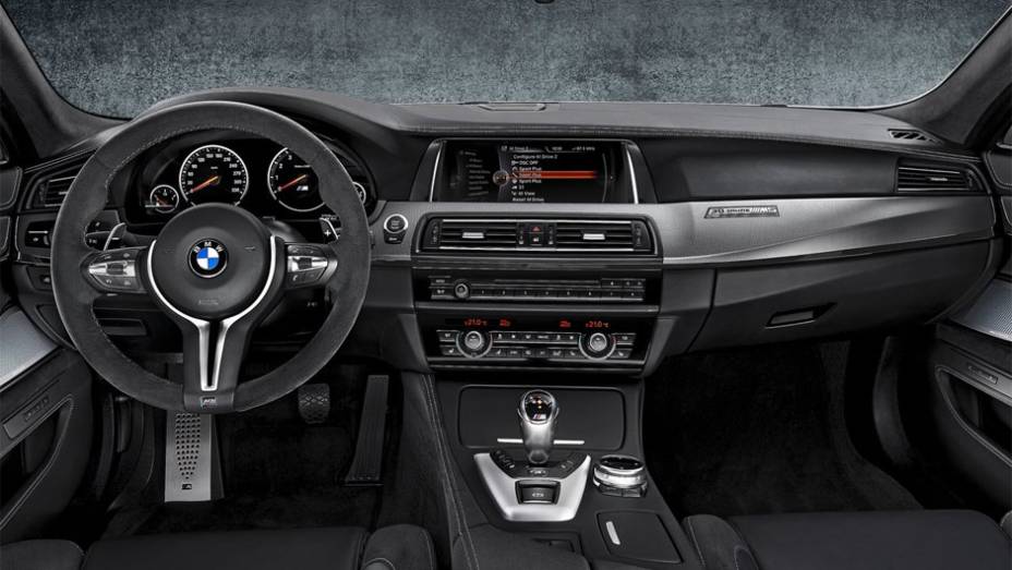 Detalhe do interior, que conta com couro Merino e Alcântara e acabamento em alumínio | <a href="https://preprod.quatrorodas.abril.com.br/noticias/fabricantes/bmw-revela-30-jahre-m5-edicao-especial-781848.shtml" rel="migration">Leia mais</a>