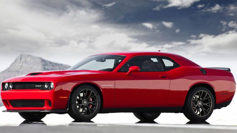 Tamb&eacute;m est&aacute; dispon&iacute;vel o sistema Drive Modes, com diferentes configura&ccedil;&otilde;es de dirigibilidade dispon&iacute;veis ao motorista | <a href="https://preprod.quatrorodas.abril.com.br/noticias/fabricantes/dodge-revela-challenger-srt-srt-hellcat-783358.shtml" rel="migration">Leia mais</a>