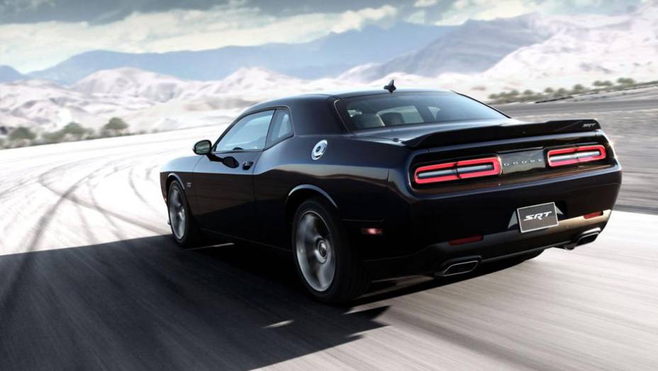 Quando o assunto &eacute; a motoriza&ccedil;&atilde;o, as vers&otilde;es apresentam sens&iacute;veis diferen&ccedil;as. 485 cv para a SRT, 600 cv para a Hellcat | <a href="https://preprod.quatrorodas.abril.com.br/noticias/fabricantes/dodge-revela-challenger-srt-srt-hellcat-783358.shtml" rel="migration">Leia mais</a>