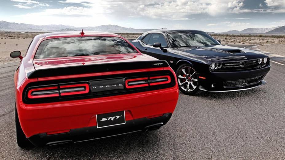 A Dodge apresentou nesta terça-feira (20) as versões de performance SRT e SRT Hellcat para o muscle car Challenger | <a href="https://preprod.quatrorodas.abril.com.br/noticias/fabricantes/dodge-revela-challenger-srt-srt-hellcat-783358.shtml" rel="migration">Leia mais</a>