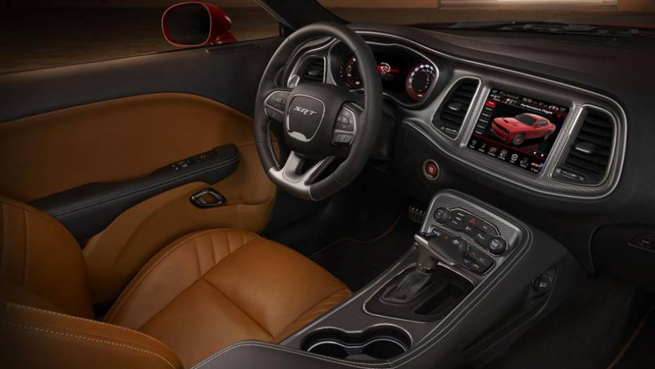 Por dentro, o volante esportivo tem base achatada, h&aacute; display de informa&ccedil;&otilde;es de sete polegadas e sistema multim&iacute;dia Uconnect com tela de 8,4 polegadas... | <a href="https://preprod.quatrorodas.abril.com.br/noticias/fabricantes/dodge-revela-challenger-srt-srt-hellc" rel="migration"></a>