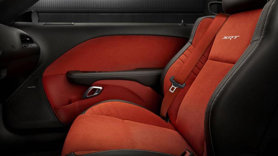 ... e os bancos s&atilde;o t&eacute;rmicos | <a href="https://preprod.quatrorodas.abril.com.br/noticias/fabricantes/dodge-revela-challenger-srt-srt-hellcat-783358.shtml" rel="migration">Leia mais</a>