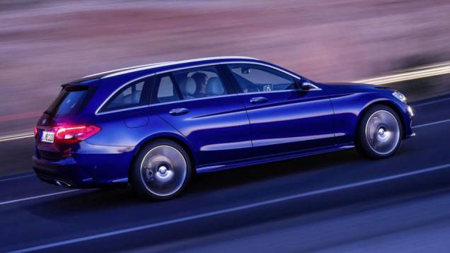 O comprimento total do novo modelo é de 4,70 metros, quase 10 centímetros a mais do que o antecessor | <a href="https://preprod.quatrorodas.abril.com.br/noticias/fabricantes/mercedes-benz-classe-c-estate-revelado-783460.shtml" rel="migration">Leia mais</a> O comprimento total do novo modelo é de 4,70 metros, quase 10 centímetros a mais do que o antecessor | <a href="https://preprod.quatrorodas.abril.com.br/noticias/fabricantes/mercedes-benz-classe-c-estate-revelado-783460.shtml" rel="migration">Leia mais</a>