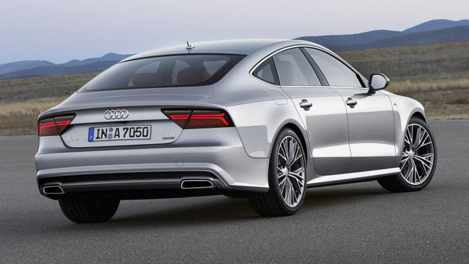 Outras altera&ccedil;&otilde;es s&atilde;o a atualiza&ccedil;&atilde;o da grade frontal, discreta reestiliza&ccedil;&atilde;o dos para-choques e das ponteiras de escapamento | <a href="https://preprod.quatrorodas.abril.com.br/noticias/fabricantes/audi-apresenta-novos-a7-s7-783598.shtml" rel="migration">Leia mais</a>