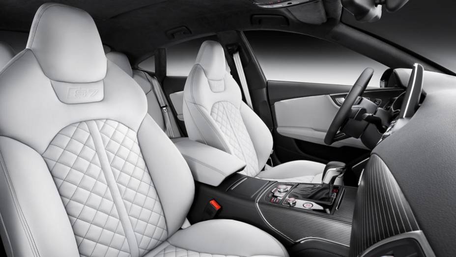 Por dentro, h&aacute; novas op&ccedil;&otilde;es de acabamento, com a utiliza&ccedil;&atilde;o de materiais como alum&iacute;nio, e revestimento em couro Valcona | <a href="https://preprod.quatrorodas.abril.com.br/noticias/fabricantes/audi-apresenta-novos-a7-s7-783598.shtml" rel="migration">Leia mais</a>