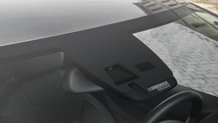 Outra novidade introduzida &eacute; o sistema Active City Brake, tecnologia que impede colis&otilde;es iminentes em baixas velocidades | <a href="https://preprod.quatrorodas.abril.com.br/noticias/fabricantes/citroen-revela-facelift-ds3-ds3-cabrio-783578.shtml" rel="migration">Leia mais</a>