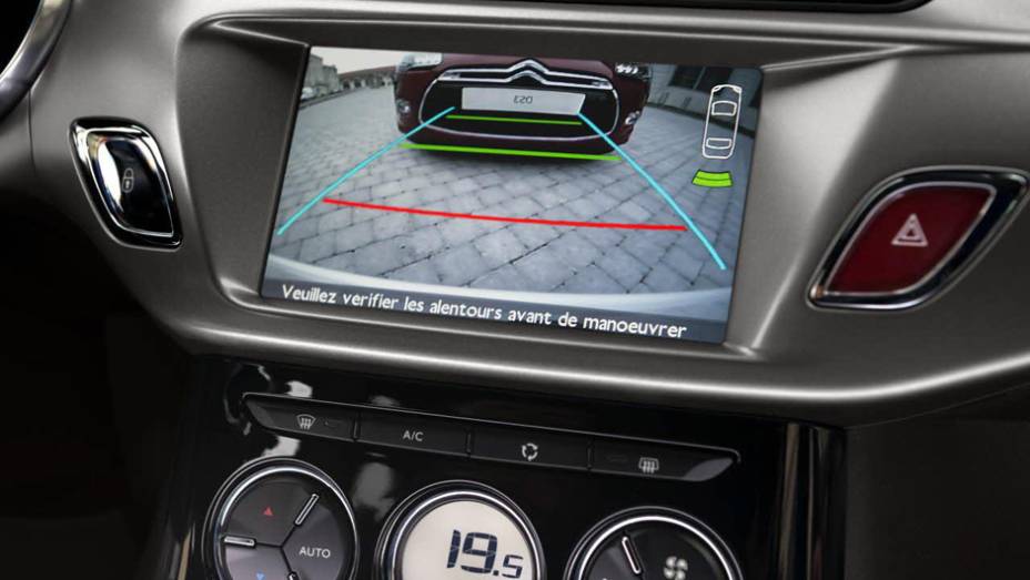 Por fim, DS3 e DS3 Cabrio poder&atilde;o contar agora com c&acirc;mera de r&eacute; compat&iacute;vel com o sistema multim&iacute;dia eMyWay | <a href="https://preprod.quatrorodas.abril.com.br/noticias/fabricantes/citroen-revela-facelift-ds3-ds3-cabrio-783578.shtml" rel="migration">Leia mais</a>