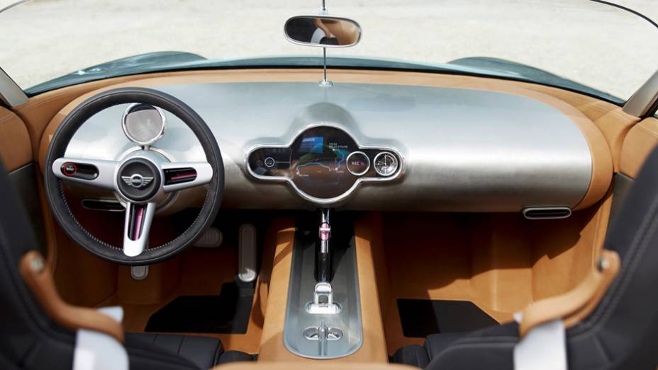 A ideia da marca foi tirar do interior do modelo todo excesso de equipamento e decoração | <a href="https://preprod.quatrorodas.abril.com.br/noticias/fabricantes/mini-superleggera-vision-concept-revelado-783801.shtml" rel="migration">Leia mais</a>