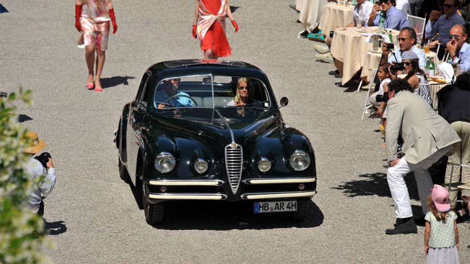 Alfa Romeo 6C 2500 SS - Concorso dEleganza Villa dEste 2014 | <a href="https://preprod.quatrorodas.abril.com.br/noticias/classicos//concorso-d-eleganza-villa-d-este-2014-premia-maserati-450-s-1956-como-best-of-show-784018.shtml" rel="migration">Leia mais</a>