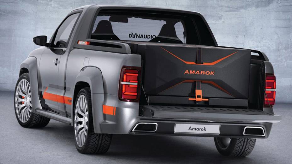 Os far&oacute;is s&atilde;o de LED e, na traseira, podem ser vistas as duas ponteiras de escapamento | <a href="https://preprod.quatrorodas.abril.com.br/noticias/fabricantes/surgem-imagens-vw-amarok-power-concept-784231.shtml" rel="migration">Leia mais</a>