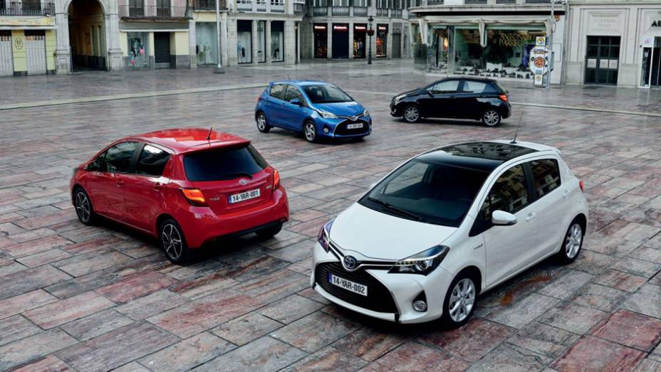 Em termos visuais, o Yaris ganhou nova (e menor) grade frontal, com entrada de ar em formato de trapézio que toma boa parte do para-choque dianteiro | <a href="https://preprod.quatrorodas.abril.com.br/noticias/fabricantes/toyota-revela-yaris-2014-784205.shtml" rel="migration">Lei</a>