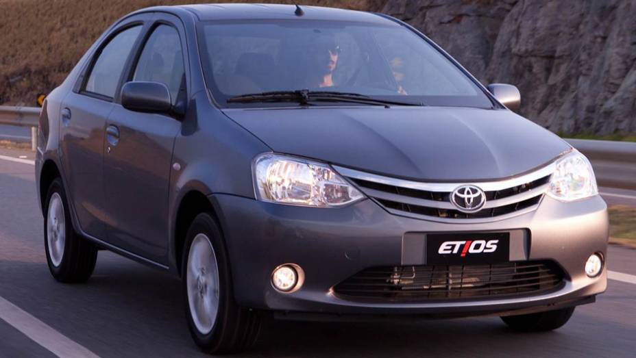 FLEX: 3) Toyota Etios Sedan 1.5 - 8,4/11,9 (E/G) km/l na cidade e 9,3/14,0 (E/G) km/l na estrada | <a href="https://preprod.quatrorodas.abril.com.br/noticias/mercado/inmetro-atualiza-lista-carros-mais-economicos-pais-784794.shtml" rel="migration">Leia mais</a>