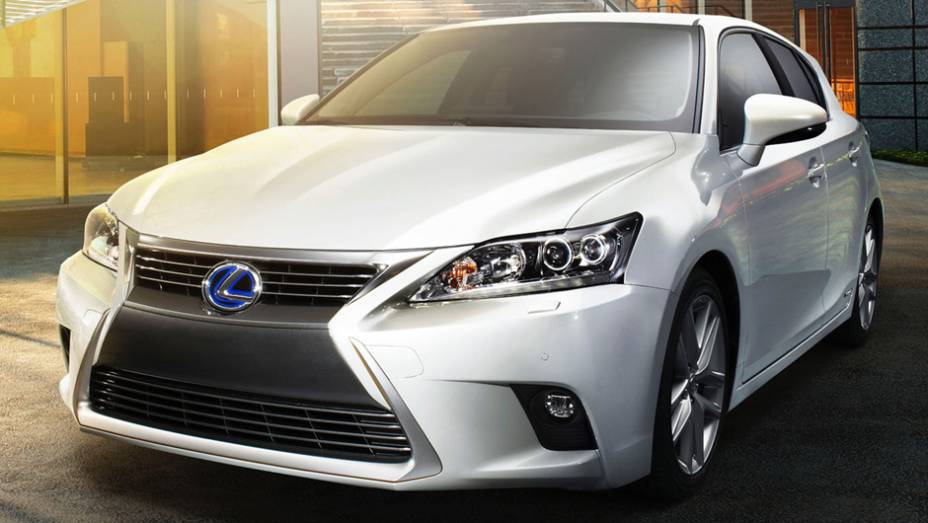 GASOLINA: 2) Lexus CT200h - 15,7 km/l na cidade e 14,3 km/l na estrada | <a href="https://preprod.quatrorodas.abril.com.br/noticias/mercado/inmetro-atualiza-lista-carros-mais-economicos-pais-784794.shtml" rel="migration">Leia mais</a>