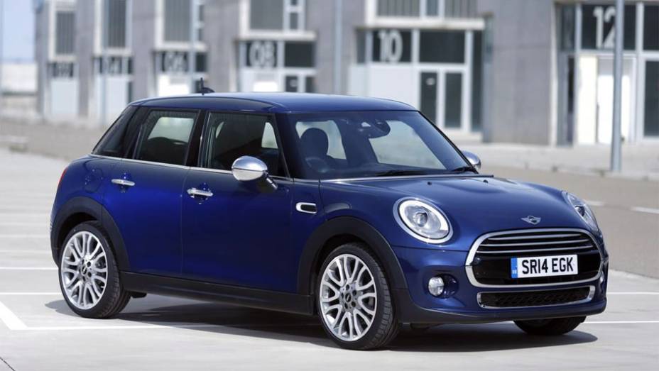 MINI revela seu primeiro hatch com cinco portas | <a href="https://preprod.quatrorodas.abril.com.br/noticias/fabricantes/mini-revela-seu-primeiro-hatch-cinco-portas-785094.shtml" rel="migration">Leia mais</a>