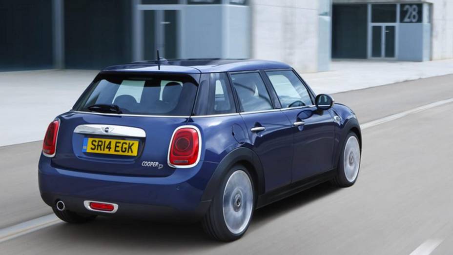 Carro in&eacute;dito da marca mant&eacute;m design caracter&iacute;stico | <a href="https://preprod.quatrorodas.abril.com.br/noticias/fabricantes/mini-revela-seu-primeiro-hatch-cinco-portas-785094.shtml" rel="migration">Leia mais</a>