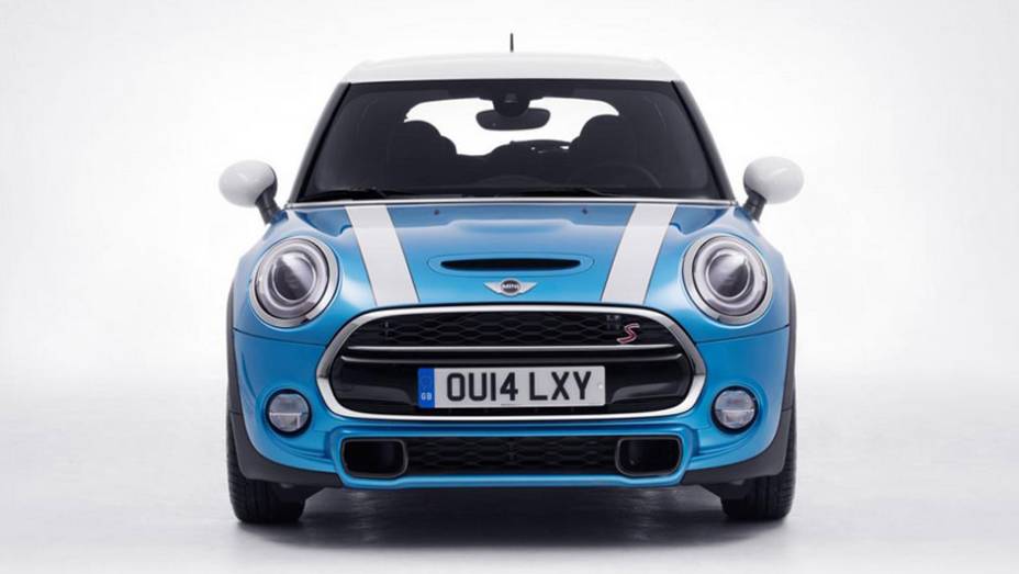 De frente, a apar&ecirc;ncia &eacute; id&ecirc;ntica ao modelo com tr&ecirc;s portas | <a href="https://preprod.quatrorodas.abril.com.br/noticias/fabricantes/mini-revela-seu-primeiro-hatch-cinco-portas-785094.shtml" rel="migration">Leia mais</a>
