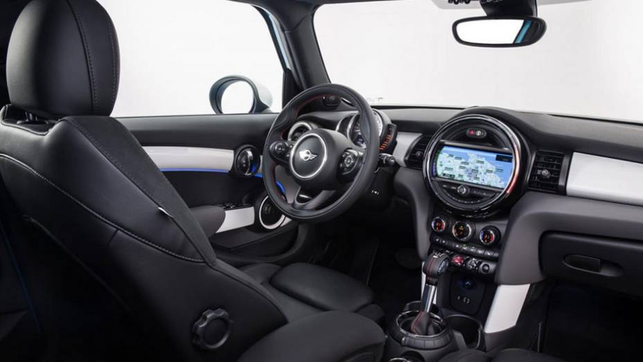 Por dentro o carro é mais espaçoso e mantém o nível de requinte e conforto | <a href="https://preprod.quatrorodas.abril.com.br/noticias/fabricantes/mini-revela-seu-primeiro-hatch-cinco-portas-785094.shtml" rel="migration">Leia mais</a>