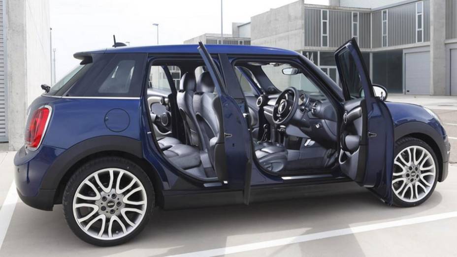 Agora sim, bem diferente da vers&atilde;o com tr&ecirc;s portas | <a href="https://preprod.quatrorodas.abril.com.br/noticias/fabricantes/mini-revela-seu-primeiro-hatch-cinco-portas-785094.shtml" rel="migration">Leia mais</a>