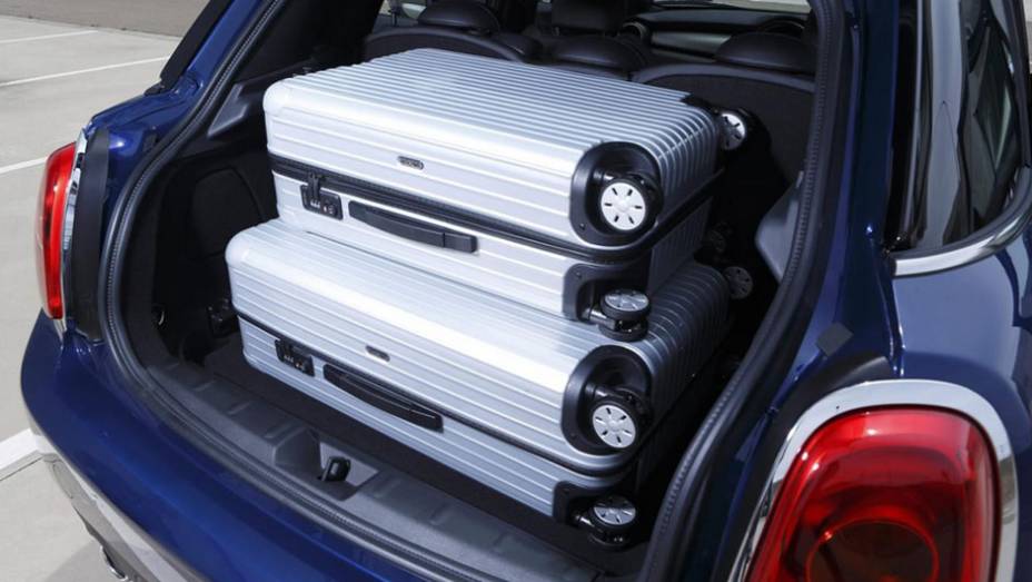 Porta-malas não é grande, mas tem bom espaço, principalmente se tiver os bancos traseiros rebatidos | <a href="https://preprod.quatrorodas.abril.com.br/noticias/fabricantes/mini-revela-seu-primeiro-hatch-cinco-portas-785094.shtml" rel="migration">Leia mais</a> Porta-malas não é grande, mas tem bom espaço, principalmente se tiver os bancos traseiros rebatidos | <a href="https://preprod.quatrorodas.abril.com.br/noticias/fabricantes/mini-revela-seu-primeiro-hatch-cinco-portas-785094.shtml" rel="migration">Leia mais</a>