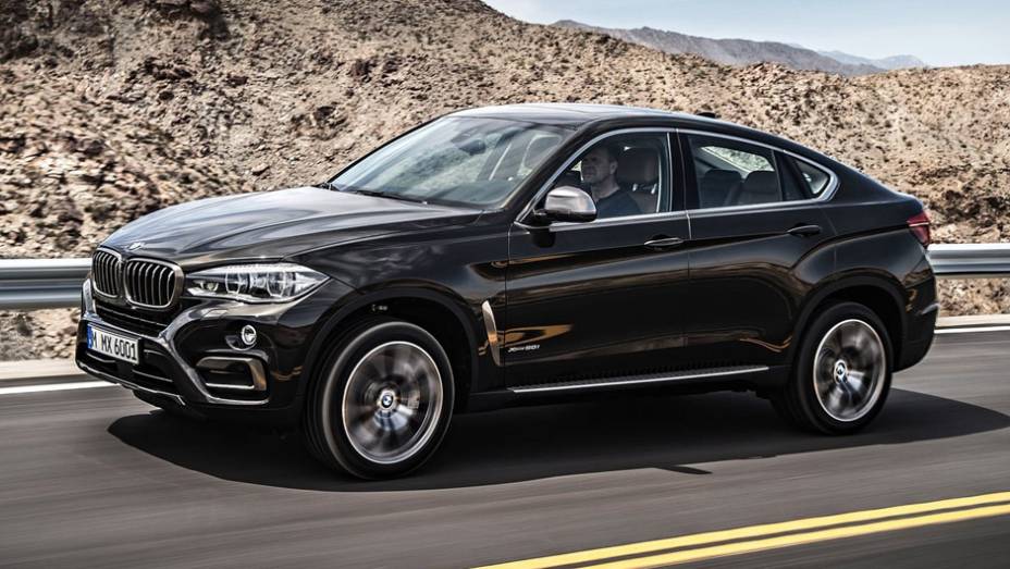 O crossover passou por uma leve reestilização, mantendo um perfil esportivo | <a href="https://preprod.quatrorodas.abril.com.br/noticias/fabricantes/bmw-oficializa-x6-2015-785241.shtml" rel="migration">Leia mais</a>