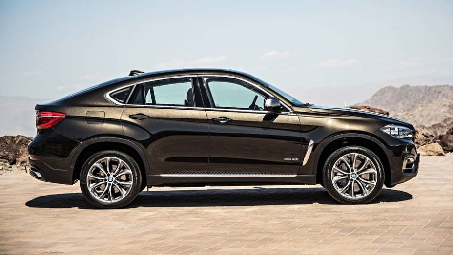 Ele apresenta melhorias aerodin&acirc;micas e novos itens de s&eacute;rie, como far&oacute;is bi-xen&ocirc;nio e rodas de liga-leve de 19 polegadas | <a href="https://preprod.quatrorodas.abril.com.br/noticias/fabricantes/bmw-oficializa-x6-2015-785241.shtml" rel="migration">Leia mais</a>