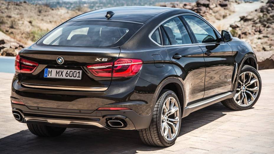 Há, no momento, três versões de motorização: xdrive 50i, xDrive 30d e M50d | <a href="https://preprod.quatrorodas.abril.com.br/noticias/fabricantes/bmw-oficializa-x6-2015-785241.shtml" rel="migration">Leia mais</a>