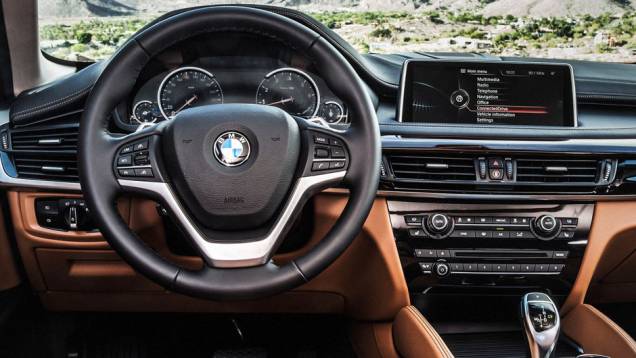 Internamente, o X6 mantém o alto padrão estabelecido pelo X5, com direito a sistema multimídia iDrive com tela de 10,2 polegadas, volante esportivo... | <a href="https://preprod.quatrorodas.abril.com.br/noticias/fabricantes/bmw-oficializa-x6-2015-785241.shtml" rel="migration">Lei</a> Internamente, o X6 mantém o alto padrão estabelecido pelo X5, com direito a sistema multimídia iDrive com tela de 10,2 polegadas, volante esportivo... | <a href="https://preprod.quatrorodas.abril.com.br/noticias/fabricantes/bmw-oficializa-x6-2015-785241.shtml" rel="migration">Lei</a>