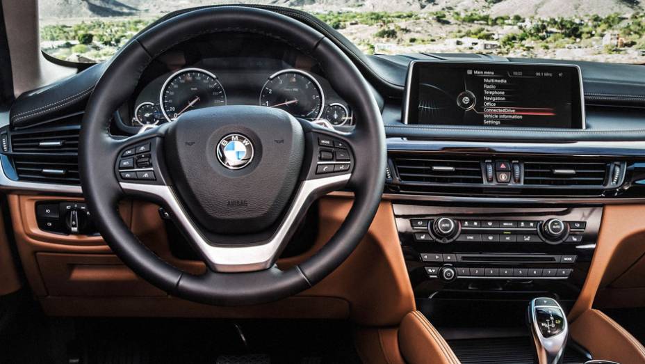 Internamente, o X6 mant&eacute;m o alto padr&atilde;o estabelecido pelo X5, com direito a sistema multim&iacute;dia iDrive com tela de 10,2 polegadas, volante esportivo... | <a href="https://preprod.quatrorodas.abril.com.br/noticias/fabricantes/bmw-oficializa-x6-2015-785241.shtml" rel="migration">Lei</a>