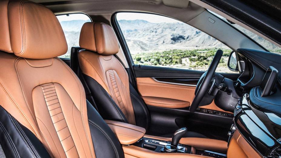 ...revestimento em couro Dakota, ar-condicionado autom&aacute;tico de duas zonas, entre outras caracter&iacute;sticas | <a href="https://preprod.quatrorodas.abril.com.br/noticias/fabricantes/bmw-oficializa-x6-2015-785241.shtml" rel="migration">Leia mais</a>