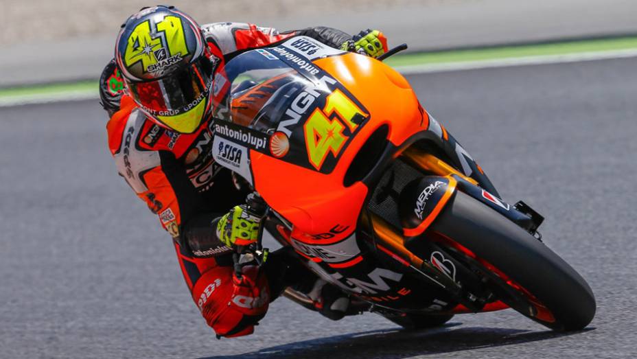 Aleix Esparagaró foi o mais rápido da sexta-feira nos treinos para o GP da Catalunha | <a href="https://preprod.quatrorodas.abril.com.br/moto/noticias/motogp-spargaro-surpreende-lidera-sexta-feira-786039.shtml" rel="migration">Leia mais</a>